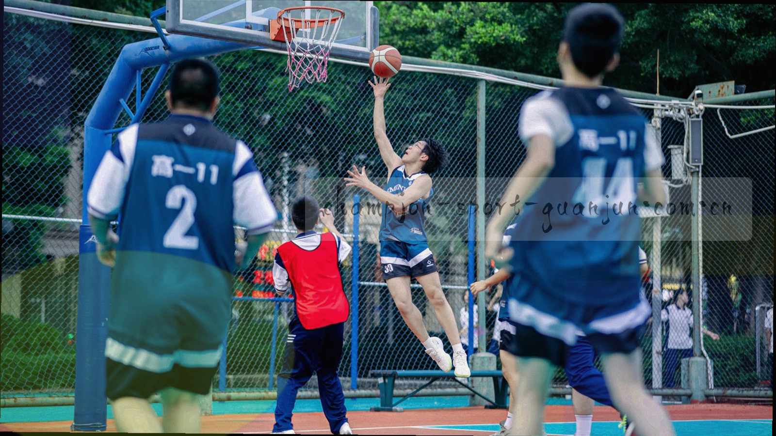 夜间球场俯拍，草坪上可见清晰的白色标记线与球场灯光光晕